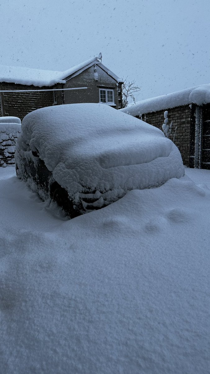 ShaunWilders's tweet photo. Avoid Sheffield. Wow. And it’s still snowing! @metoffice @SkyNews @BBCLookNorth #snow #snowmageddon #snowmageddon2023 https://t.co/IYsFP3qsnk