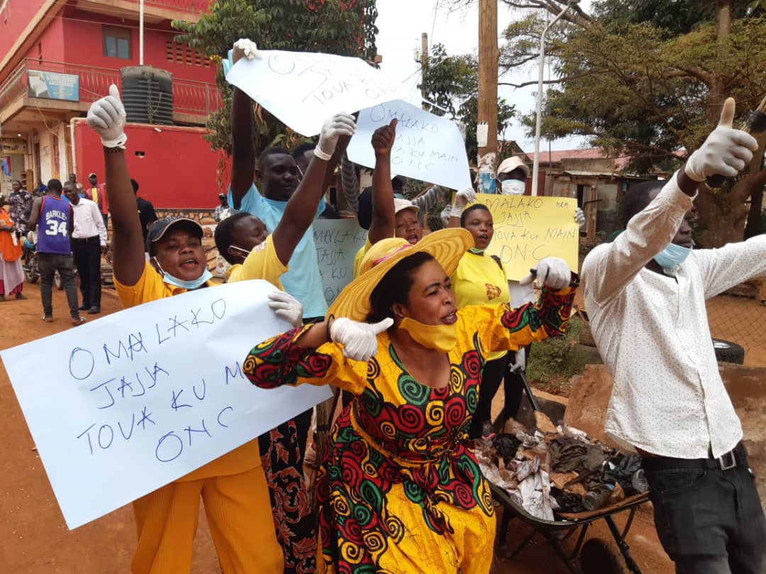 muzukuluDr's tweet photo. As the Bazukulu in Busia district, we’ve teamed up to clean our town, as part of the activities to celebrate NRM Day. Our message is loud and clear; @KagutaMuseveni Tova Ku Main; #Omalako Jajja. #Community resourcefulness @ChiefMuzzukulu @onc_nrm @dr_oledo @KitattaIbrah #ONC https://t.co/wnUtTudkF3