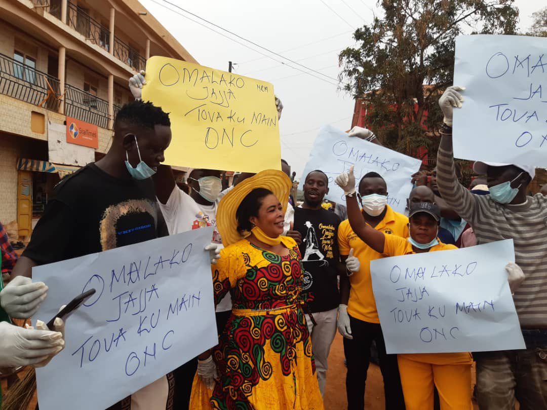 muzukuluDr's tweet photo. As the Bazukulu in Busia district, we’ve teamed up to clean our town, as part of the activities to celebrate NRM Day. Our message is loud and clear; @KagutaMuseveni Tova Ku Main; #Omalako Jajja. #Community resourcefulness @ChiefMuzzukulu @onc_nrm @dr_oledo @KitattaIbrah #ONC https://t.co/wnUtTudkF3