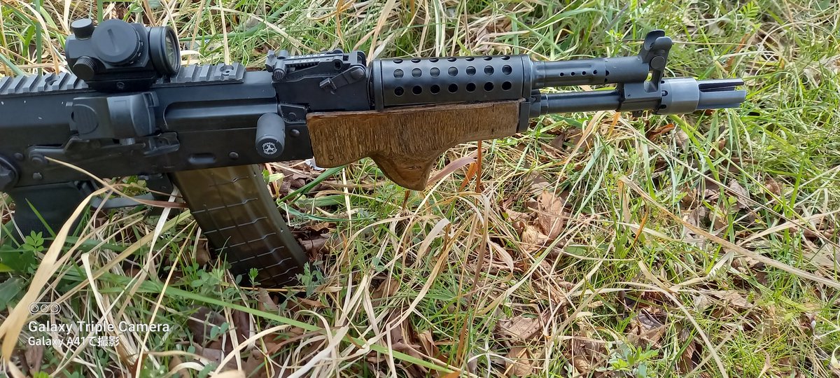 NSWSEALs's tweet image. AIMSハンドガード高いから自分の気に入る形に合板削って作ってみた！
あとM LOCK 打ち込みしたら完成かな～
これもまた販売予定ですよ～
#木工職人
#AKはいいぞ
#ミリタリー物販