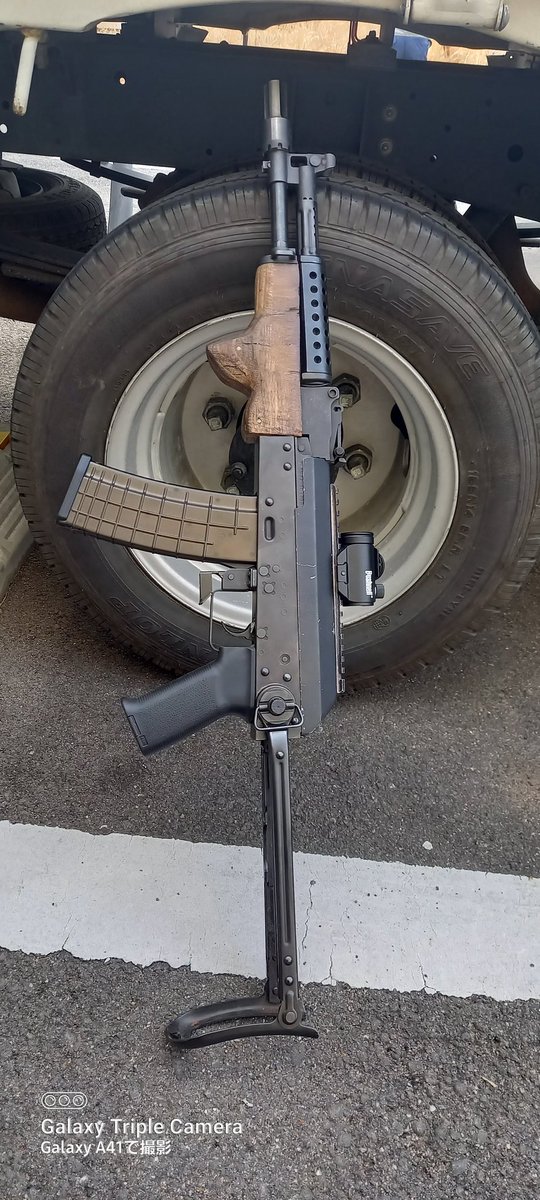 NSWSEALs's tweet image. AIMSハンドガード高いから自分の気に入る形に合板削って作ってみた！
あとM LOCK 打ち込みしたら完成かな～
これもまた販売予定ですよ～
#木工職人
#AKはいいぞ
#ミリタリー物販