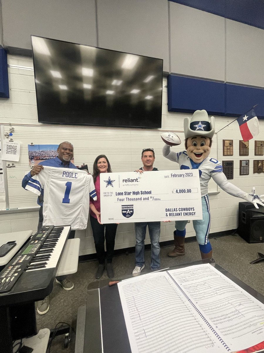 I represented the #dallascowboys community relations and marketing teams! We recognized the teacher of the month through the #cowboysclassacts program powered by @reliantenergy. 

Mr. Poole of @LSHSRangers was honored & received a jersey, football & a 4K check for his program.
