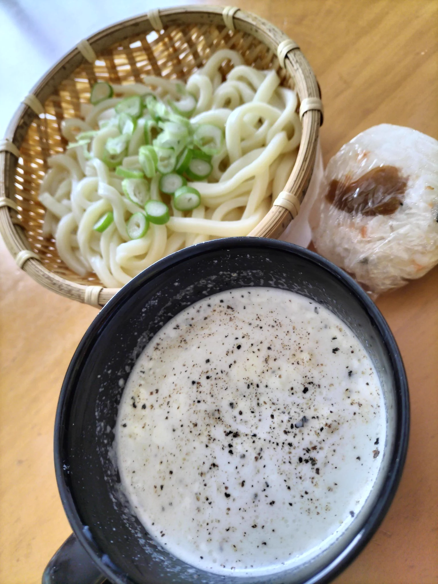 お昼ごはーん
チーズつけうどん
梅おにぎり
#いずみめし
これうめぇ。  