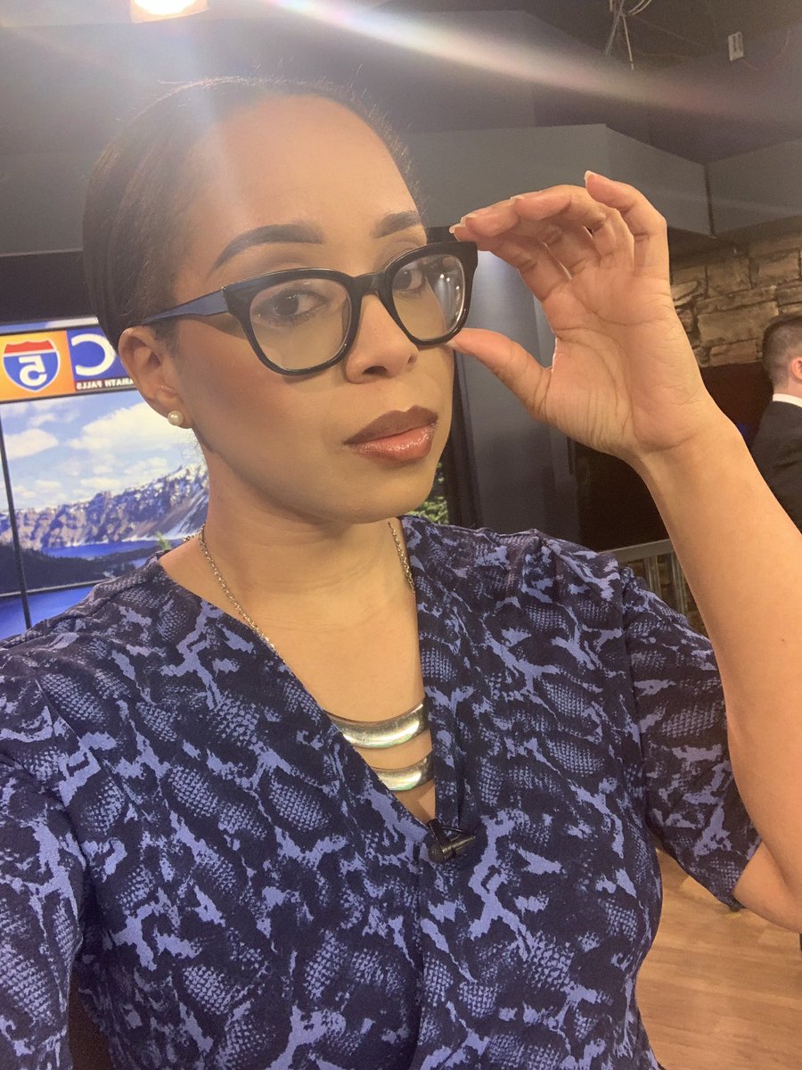 ShellyeLeggett's tweet photo. Can’t wear my contacts for a bit, so it’s time to break out the handy dandy specs 🤓 #Ifeelfancy #foureyes https://t.co/Z6HE2LRDwY