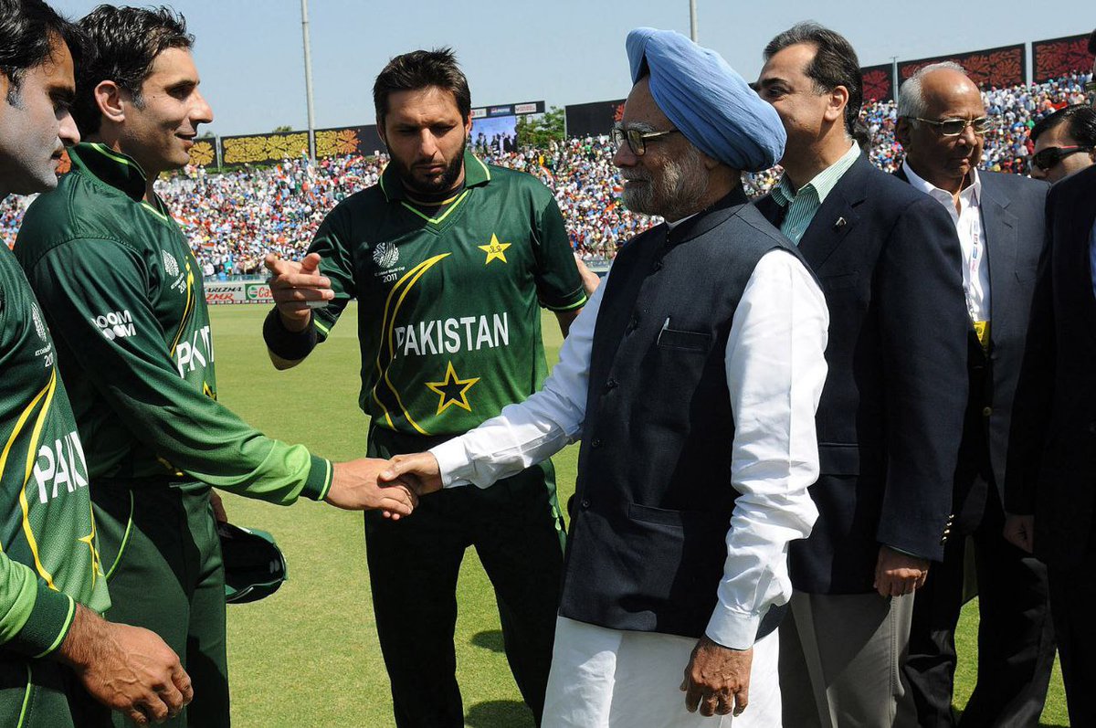 sumitjaiho's tweet photo. बताओ ज़रा @narendramodi जी ने अब #Cricket को भी #politics के लिए यूज़ कर लिया।पीएम पद की गरिमा होती है,रेनकोट वाले मौनी बाबा की सरकार में तो ऐसा नहीं होता था।👇😀
#Cricket_diplomacy #ModiinGujrat
@NalinSKohli @JaiveerShergill @PremShuklaBJP @SudhanshuTrived @gauravbh @BJPLive https://t.co/fZrtMygA8Y