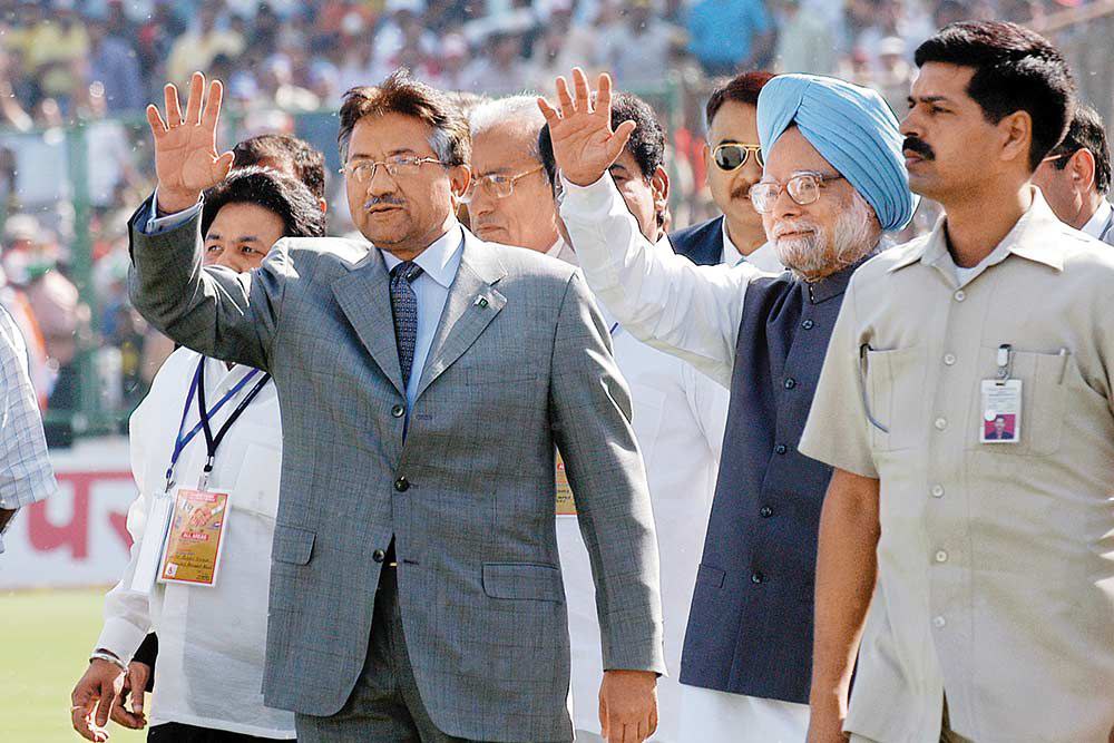 sumitjaiho's tweet photo. बताओ ज़रा @narendramodi जी ने अब #Cricket को भी #politics के लिए यूज़ कर लिया।पीएम पद की गरिमा होती है,रेनकोट वाले मौनी बाबा की सरकार में तो ऐसा नहीं होता था।👇😀
#Cricket_diplomacy #ModiinGujrat
@NalinSKohli @JaiveerShergill @PremShuklaBJP @SudhanshuTrived @gauravbh @BJPLive https://t.co/fZrtMygA8Y