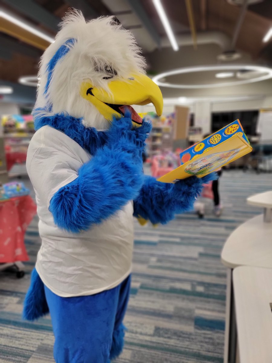 TwainPhysicalEd's tweet photo. Snapped a pic of Skylar reading a book at tonight's book fair. @ccsd21twain https://t.co/AkMIhSo8f4