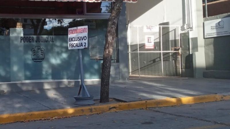 ctnewsweb's tweet photo. Carlos Paz. Protestaran el 13/3 en la fiscalia nro. 2 del corrupto #mazzuchi por el cajoneo de causas de robos de motos causas en el despacho judicial va a tener muchos problemas @JusticiaCba_ARG @MPFCordoba @CorteSupremaAR @PoliciaCbaOf @ElDoce @telefecordoba @JSchiaretti https://t.co/Ouw2jpGPRh