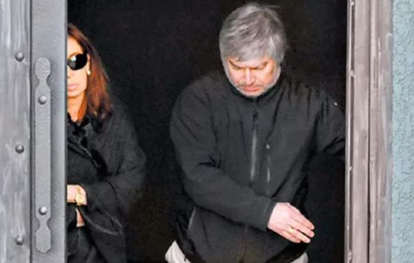 SinFiltroTW's tweet photo. Causa Vialidad : La Justicia confirmó que Cristina Fernández es una chorra
“Acuerdos espurios”
“Vínculos promiscuos y corruptos”
“Quedó suficientemente probada la estrategia”
“Esquema de corrupción, para el beneficio personal”
“Un perjuicio descomunal y sin precedentes” https://t.co/H3ER1ojo3q