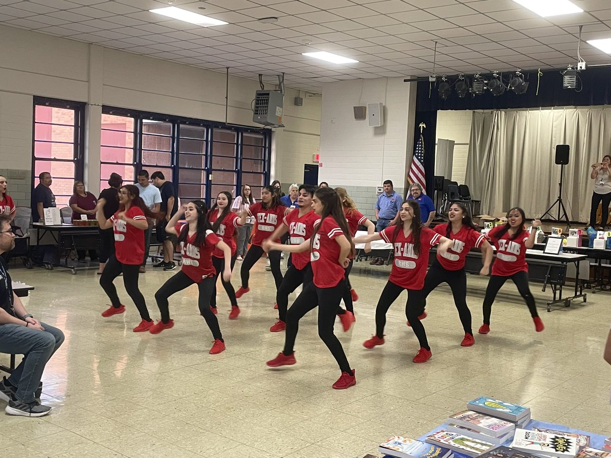 HamlinMiddle's tweet photo. AVID did an amazing job putting on our very first, Taste of the Hamlin Community. Thank you to all of our vendors who came out to support our  community and and campus. @BridgetLamoure2 @DrSandraClement @mustang4025 @yescochea  #TogetherIsBetter https://t.co/6EKaIGoBSb
