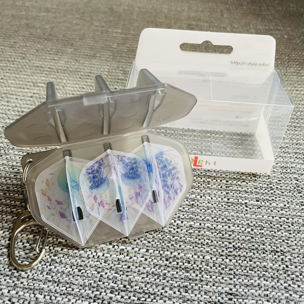 komari_One80's tweet photo. @Lstyle_Japan から新商品🎯
新しいカラーで登場した #Lcase!
フライト持ち歩いてない私(持ち運べ)も
可愛く運べます😌💕ヤッター
クリアブラックいいな〜🫰
美しいくらげフライトも透けて見えて…🥹❤️
買いましょう!そしてケースに付けましょう😘
ダーツケース黒いから嬉し〜😌
#Lstyle https://t.co/LD3h3QRy94