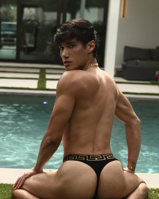 Lil versace prince 🤴  https://t.co/9NZABEtWwn https://t.co/gbJTIxj9R4 https://t.co/k22rXNTs3V