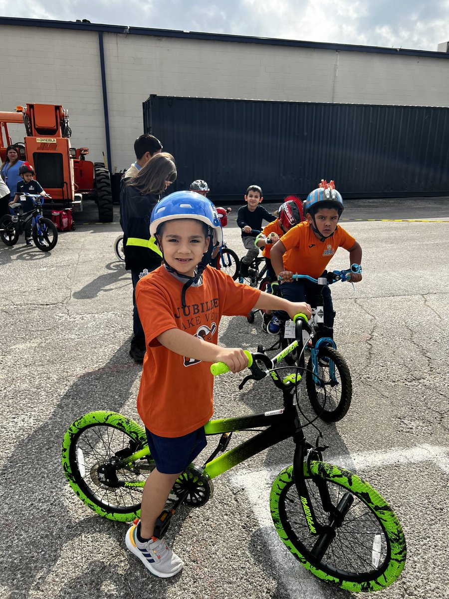 EllieEducator12's tweet photo. Let’s Rodeo, Lake View!  Great day for a Bike Rodeo! @Dr_KevPhillips @ebeniflah2002 #JubileeAcademies #Ramtastic #proudprincipal https://t.co/NHflg0iKIG