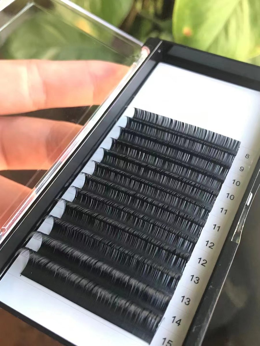 《Matte Black Flat eyelash extension》
has a slightly oval shape, different from other classic extension lashes, large touch area with real eyelashes, has more fastness, and long duration. The ELLIPSE-SHAPED makes it 70% lighter than classic lashes.