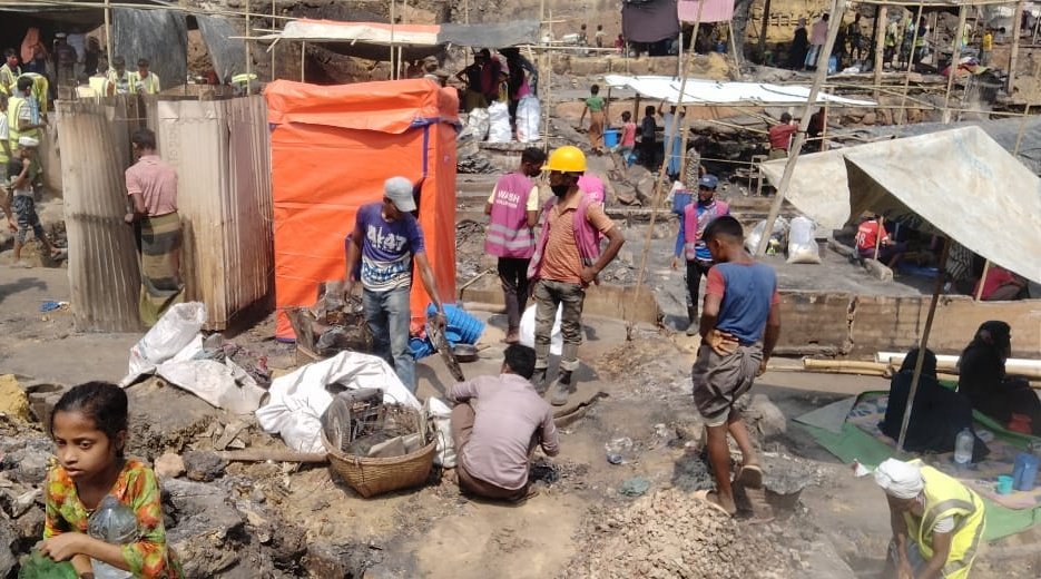 omar_film's tweet photo. The extreme situation of Rohingya Refugee Camp-11 after burned. 
Thank you very much to @IOMBangladesh and @UNHCR_BGD to stand with the vulnerable Rohingya. https://t.co/YOyTlvVF4i