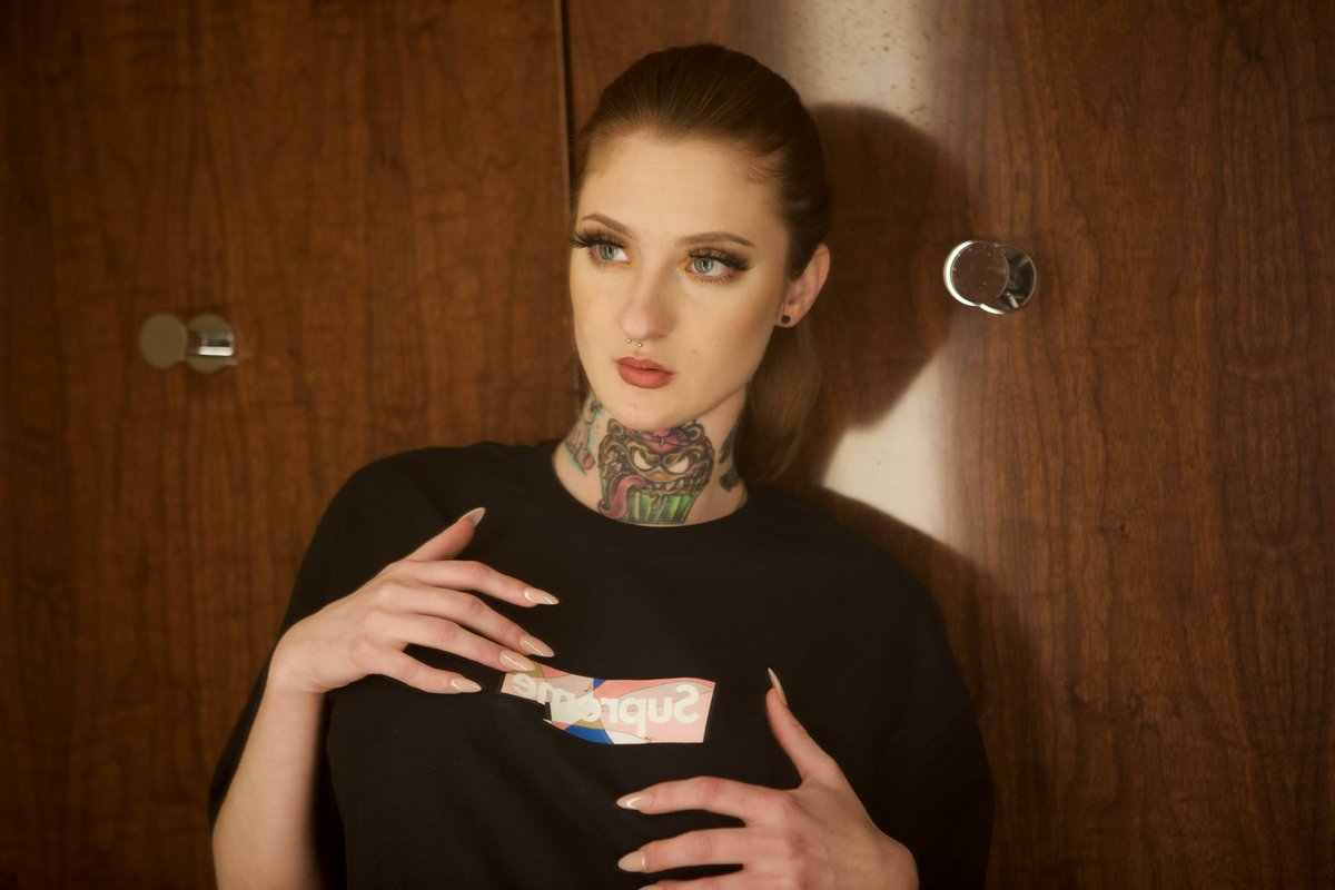 xxx_lavish's tweet photo. Shooting with @lovelylittl3liv and she lookin sexy with that supreme tee 🥵 https://t.co/YZWpTxhXwJ