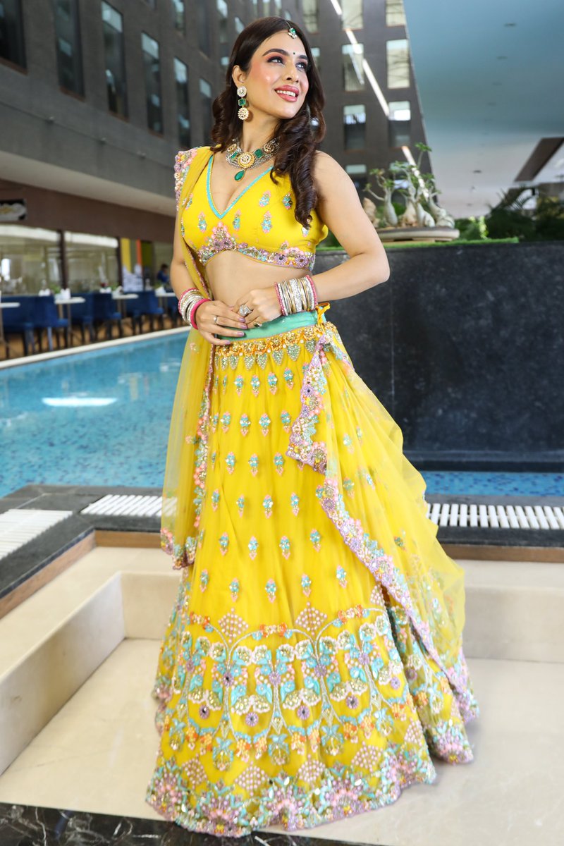 Yellow for Holi 2023 celebrity appearance event in Indore .. Simplyyyy loveddd it 💛💛

#holievent #eventdiaries #indore #indorecity #MadhyaPradesh #happyholi #yellow #desigirl #lehenga #holispecial #holi2023 #nehamalik #indore