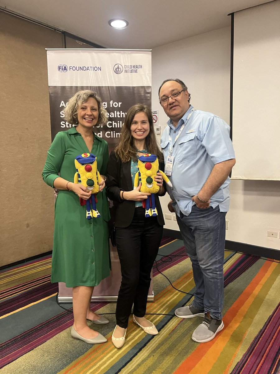 Semaforin1's tweet photo. Con mis nuevos amigos

Gracias por su trabajo
Gracias por su tiempo

Nos inspiran a continuar trabajando por la seguridad vial 

@RoadSafetyNGOs 
@Moves_sv @vane_rubio_sv  @HugoMayorga9 
@fundaciongonchi https://t.co/sjdmfsDCL4