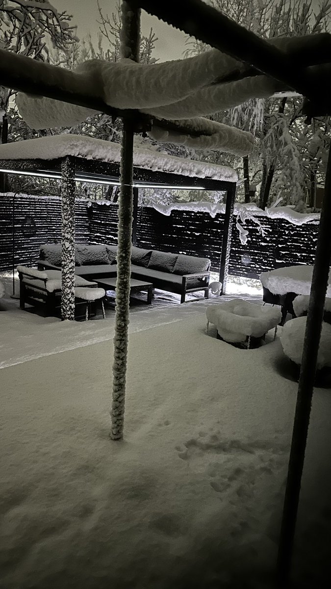 ShaunWilders's tweet photo. Amber weather warning, wow.  Never want a red! Might look pretty but never thought snow could keep you awake!  House groaning under the weight, learned “snow quakes” are a thing. Sheffield, S17. @metoffice @BBCLookNorth @SkyNews #snow #snowmageddon https://t.co/p0tAhEIkNQ