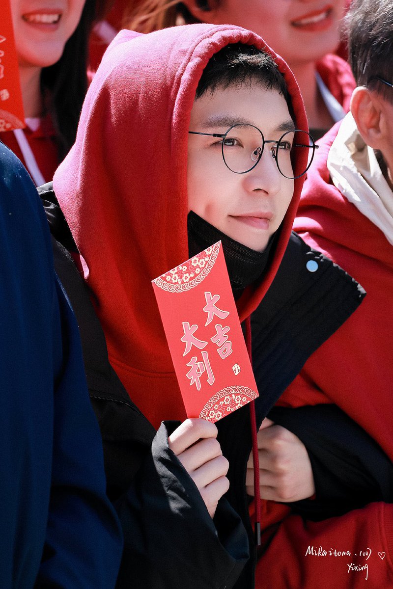 XINGARENA's tweet photo. 🤏🤏

#YIXING #LAY @layzhang https://t.co/4Hm5gRUrbe