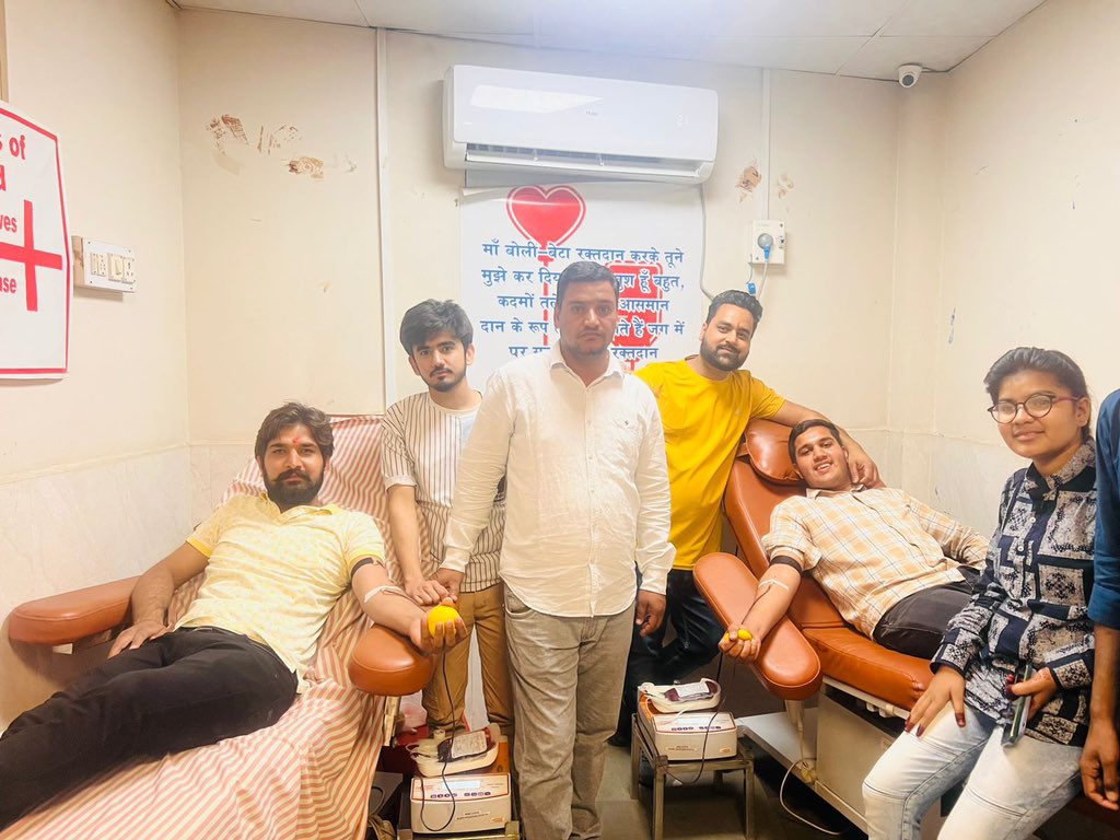 jhunjhunu_sfi's tweet photo. मौका दीजिये अपने खून को, किसी की रगों में बहने का !!
ये लाजवाब तरीका है, कई जिस्मों में ज़िंदा रहने का…!!
#रक्तदान_जीवनदान 
#रक्तदान_महादान 
#Blood #blooddonation2023
#SFI
#sfi_झुंझुनूं
#JoinSFI
#Be_a_complete_student https://t.co/nogOUXycRU
