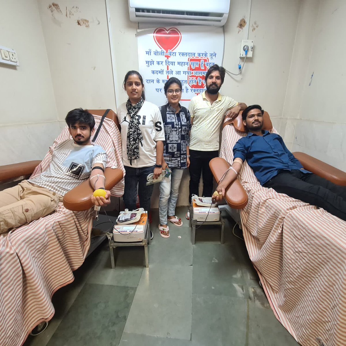 IntjarSfi's tweet photo. मौका दीजिये अपने खून को, किसी की रगों में बहने का !!
ये लाजवाब तरीका है, कई जिस्मों में ज़िंदा रहने का…!!
#रक्तदान_जीवनदान 
#रक्तदान_महादान 
#Blood #blooddonation2023
#SFI
#sfi_झुंझुनूं
#JoinSFI
#Be_a_complete_student https://t.co/91QNPXirkF