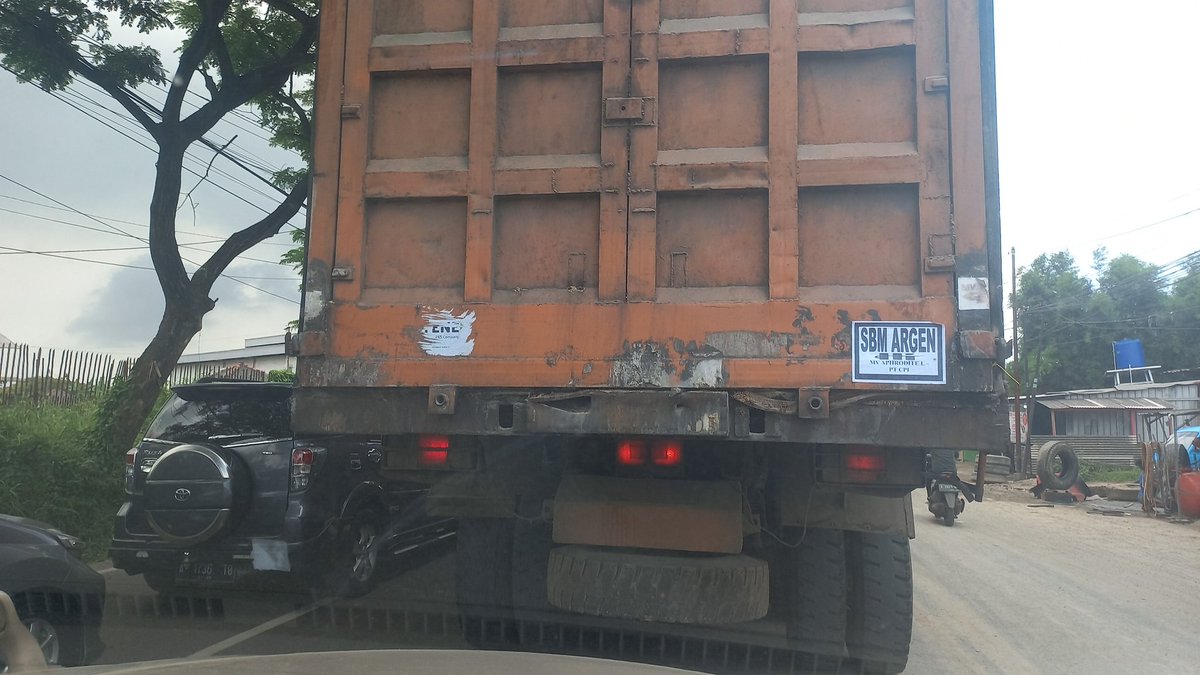 Jl Raya Cilegon-Serang, keluar GT Serang Barat langsung stuck di depan Kopassus. Sdh 30 menit tdk bergerak, ada apa ya? <a href="/RadioElshinta/">Radio Elshinta</a>