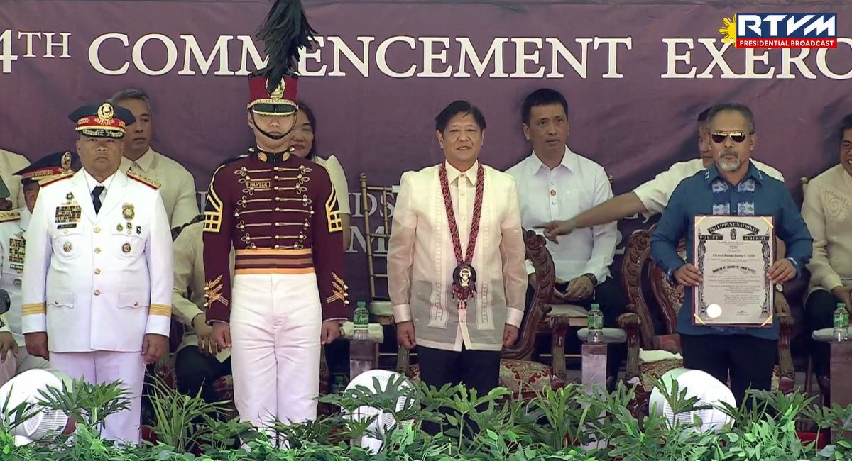 LOOK: Suspended Bureau of Corrections Chief Gerald Bantag shares the stage with President Ferdinand Marcos Jr. at the 44th Commencement Exercises of the Philippine National Police Academy. Bantag’s son received his diploma during the program.

📸 RTVM