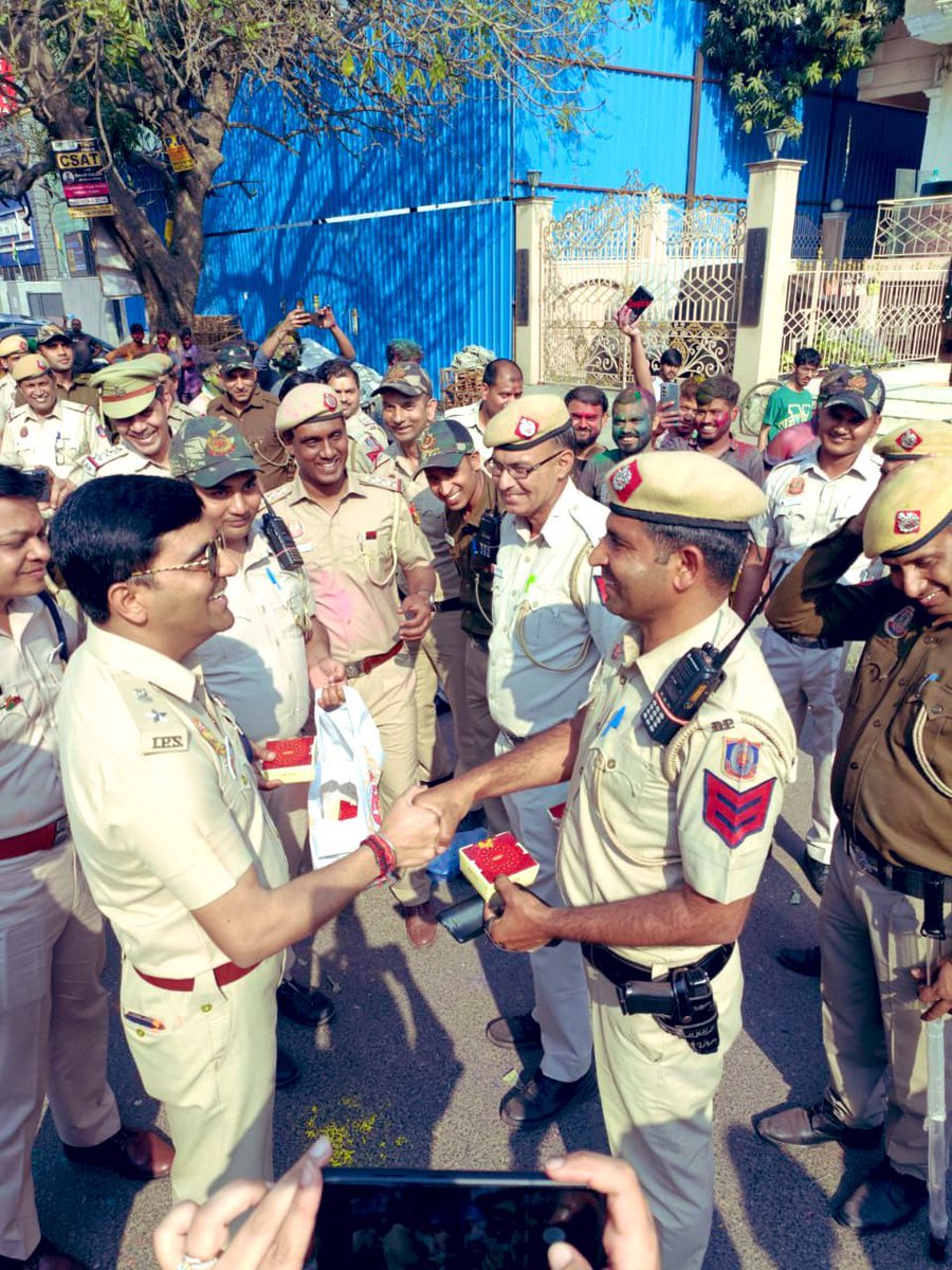 KumaarSaagar's tweet photo. हालात को कैसे संभालना है ये आप पर डिपेंड करता है

 होली पर हमने देखा कैसे कई जगह हिंदुओ को मारा गया था

लेकिन एक सबसे संवेदनशील इलाक़े का DCP जो खुद सड़क पर लोगों के बीच में रह कर होली मना रहा था।

जिसका परिणाम ये हुआ इलाक़े में सब शांतिपूर्वक रहा

Good Job @DCPCentralDelhi https://t.co/FwWt3z46ZT