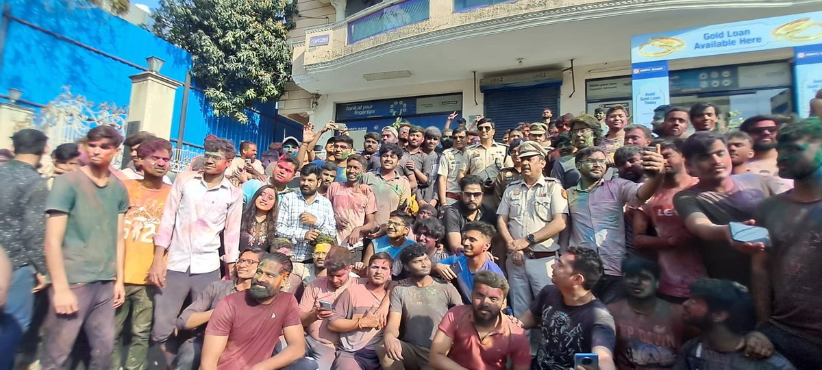 KumaarSaagar's tweet photo. हालात को कैसे संभालना है ये आप पर डिपेंड करता है

 होली पर हमने देखा कैसे कई जगह हिंदुओ को मारा गया था

लेकिन एक सबसे संवेदनशील इलाक़े का DCP जो खुद सड़क पर लोगों के बीच में रह कर होली मना रहा था।

जिसका परिणाम ये हुआ इलाक़े में सब शांतिपूर्वक रहा

Good Job @DCPCentralDelhi https://t.co/FwWt3z46ZT
