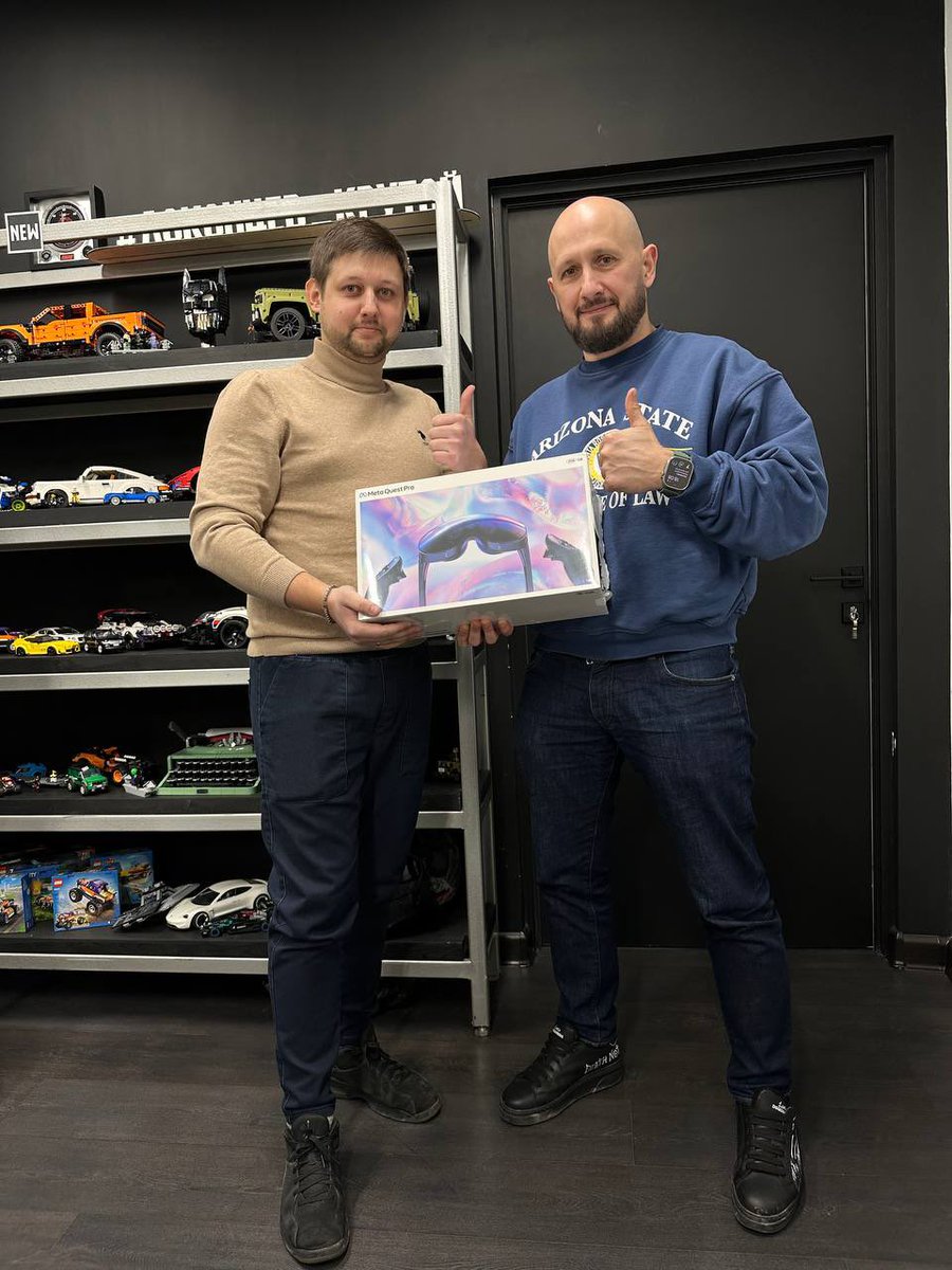 BuildersMeta's tweet image. Solemn moment of awarding the prize. 

Congratulations to the holder who won the raffle and received the most advanced VR gadget Meta Quest Pro. 

Stay tuned, it will be interesting ⚡️