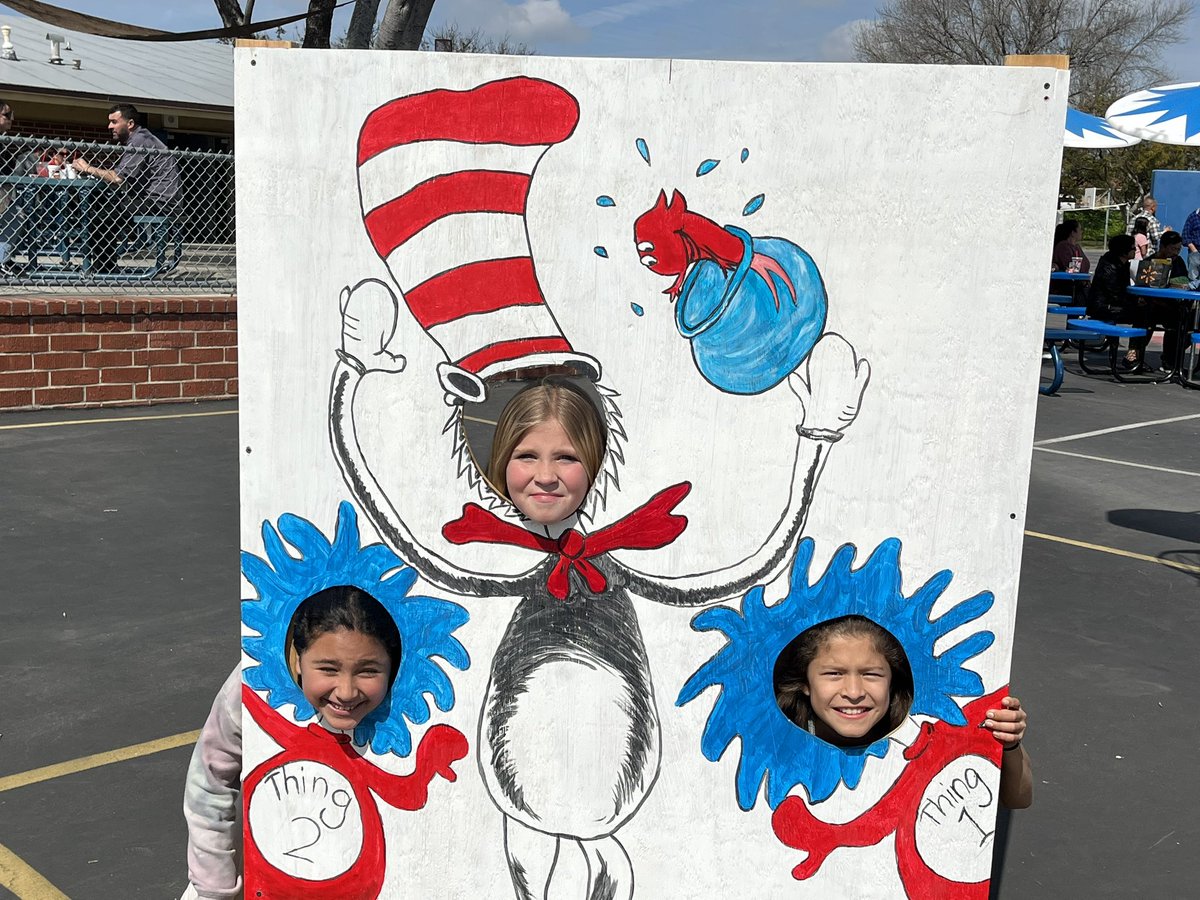 principaldulles's tweet photo. Dulles family picnic.🐬#nlmusd #dulleselementary #readacrossAmerica https://t.co/h38xuukDcA