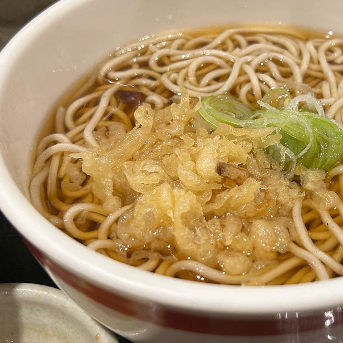 本日のランチ ♪ #高本製麺所  at #神谷町 にて「#おすすめセットA」の「#かつおたたき丼」と「#かけそば」590円(^^) #カツオたたき丼 #蕎麦 #そばランチ #蕎麦ランチ #神谷町グルメ #神谷町ランチ #芝学園下