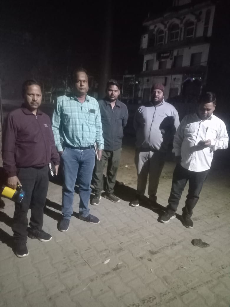 pvvnlbaghpat's tweet photo. मंडल बागपत में आज दिनांक 09.03.2023 को #EDD2 बड़ौत के अंतर्गत विद्युत चोरी बाहुल्य बिनोली क्षेत्र में SDO SIR एवं जेई सर की टीम द्वारा #MORNING_RAID की गई व साथ ही अभियुक्तों के विरुद्ध विधिक कार्यवाही की गई।
#GoodGovernance 
@UppclChairman
@mduppcl
@EMofficeUP
@MdPvvnl
@BagpatDm https://t.co/qx0a81ZlfR