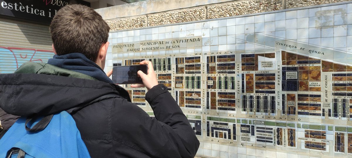 A l'optativa #Arquitectura de 4t d'ESO del @instmartipous hem fet una visita al Barri del Besòs de la mà de l'Adolf Sotoca i l'Henrique Muñiz de @_etsav_ @la_UPC + Lluïsa Cendón per resoldre els reptes urbans impulsats per @BCN_Ecologia @BCN_digital #BitHabitat #BarcelonaInnova