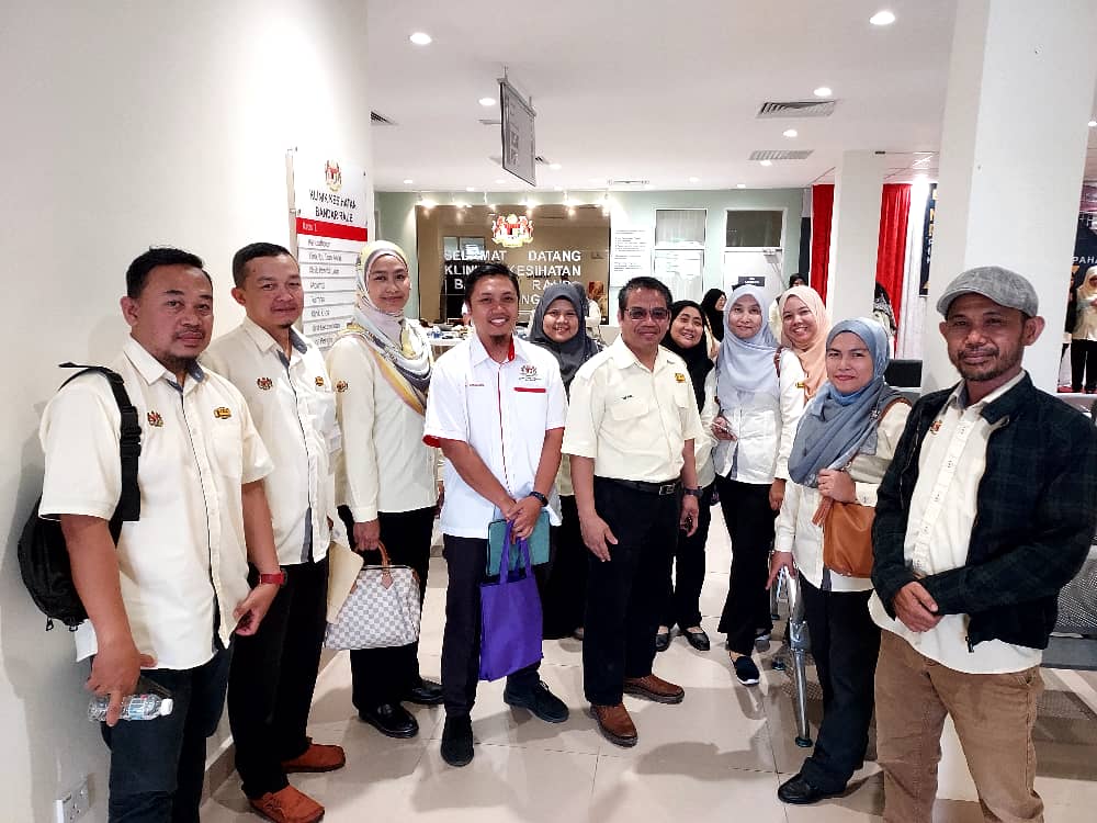 10 Mac 2023 : Telah berlangsung Majlis Penyerahan Projek Klinik Kesihatan Jenis 3 (KK3) Bandar Raub, Pahang. 
Tahniah kepada Bahagian Pengurusan Projek 3 dan semua yang terlibat.

<a href="/IPJKR_Official/">JKR Malaysia Rasmi</a>
<a href="/CKK_IPJKR/">Cawangan Kerja Kesihatan JKR Malaysia</a>
<a href="/Irshukriishak/">Ir. Shukri Bin Ishak</a> 
<a href="/MSalzeli/">Ir. MOHAMAD SALZELI MOKTAR</a>