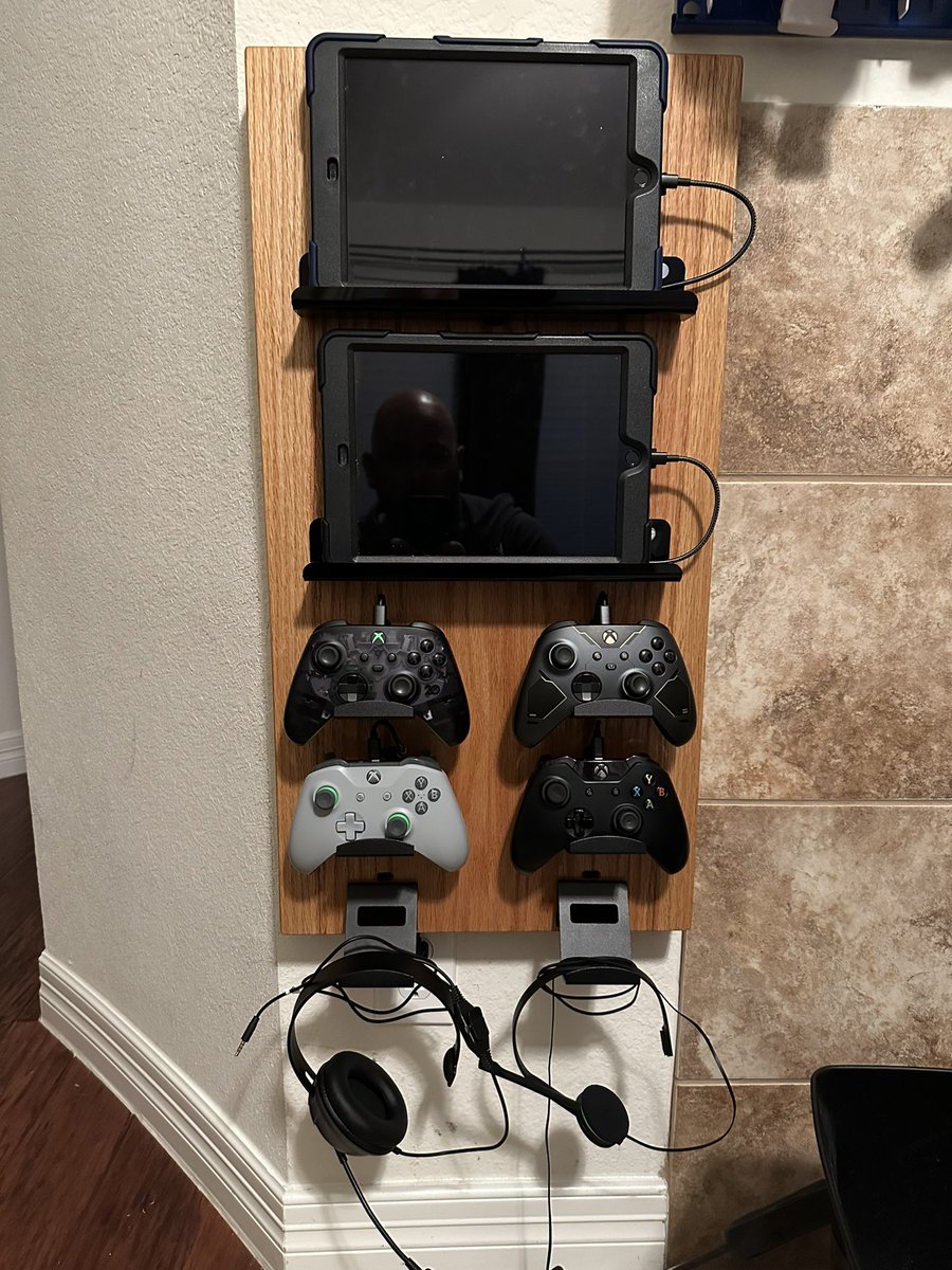 steve_isnt_real's tweet photo. @BrainwavzAudio love your stuff!  Charging board I put together with some of you iPad holders and universal controller mounts https://t.co/2XCjmrIjSs