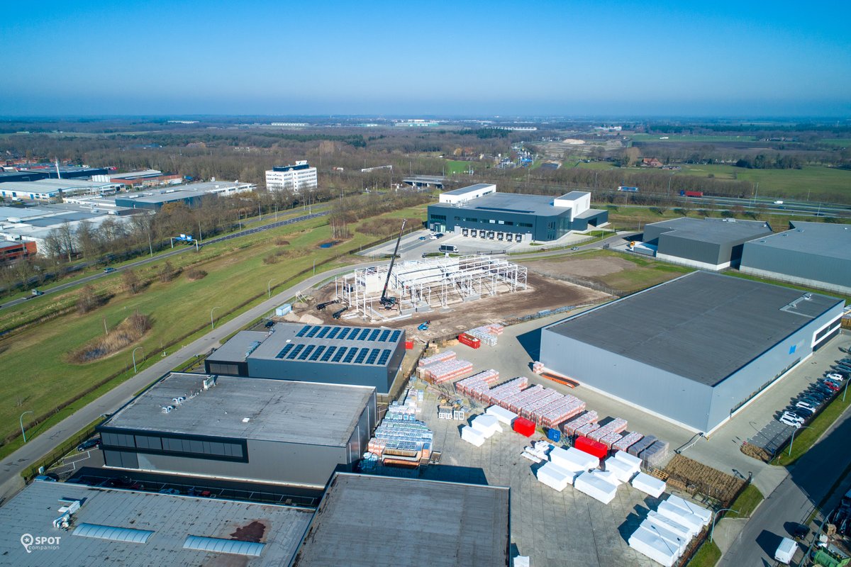 Altijd indrukwekkend om te zien hoe de structuur van een gebouw verrijst. Hier de nieuwbouw voor Govers Koeltechniek op ons mooie bedrijvenpark. De vakmannen van Van Gestel leveren een mooi staaltje werk voor Valeres Industriebouw.

#staalconstructie #bedrijvenpark #gilze