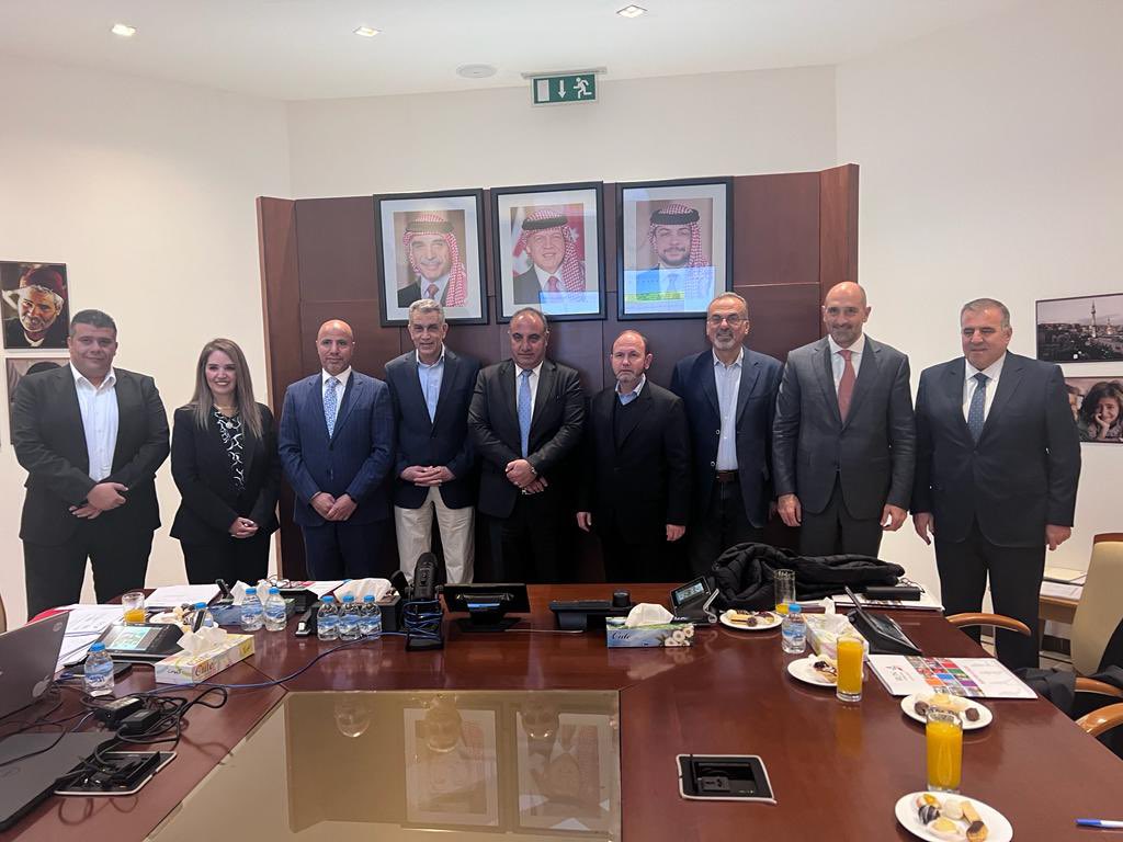 FirasbinRaad's tweet image. سعدنا بلقاء أعضاء الجمعية الأردنية للماراثونات  @RunJoOfficial في إجتماعاتنا الدورية لمراجعة برامجنا وخططنا وللبت في أفكار ومبادرات جديدة لرفع مساهمتنا في تنمية رياضة الجري في الأردن