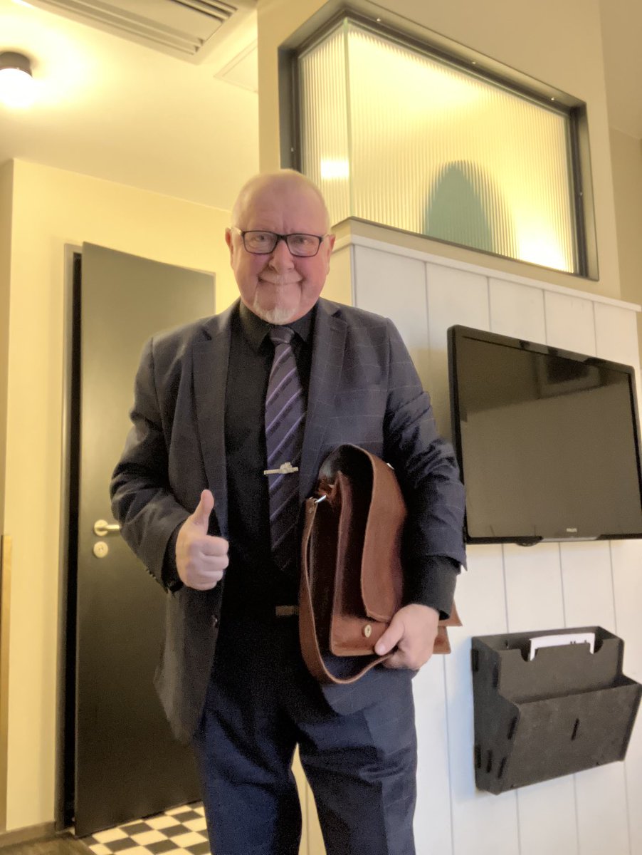 Such a handsome our Daddy Tom😍😍😍 Let's go to visit customers at the fair!👍👌