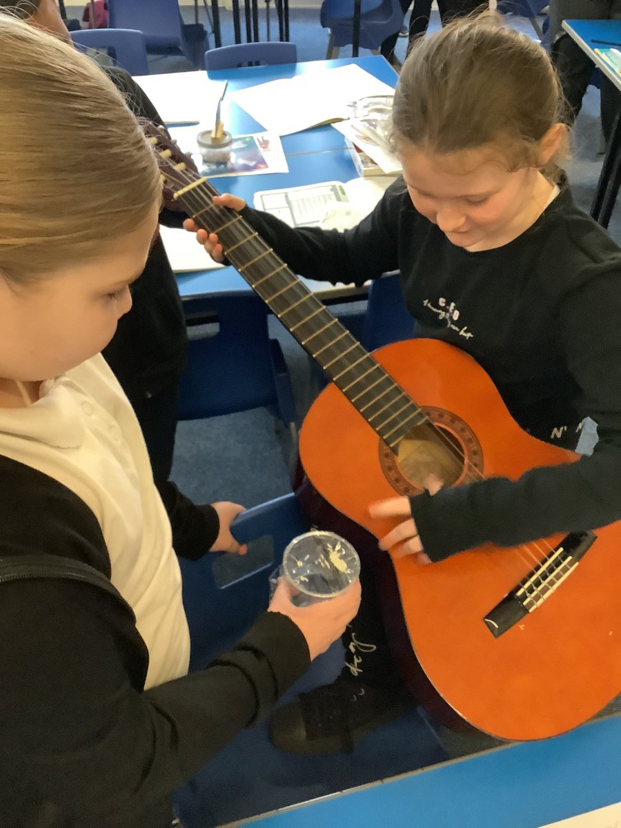 SJBsolihull's tweet photo. Year 4 started their new Science topic with a musical strum. They investigated vibrations and sound waves. #SJBScience #STEM @OurLadyandAllS1 @BCPP__ https://t.co/swFUg6i751