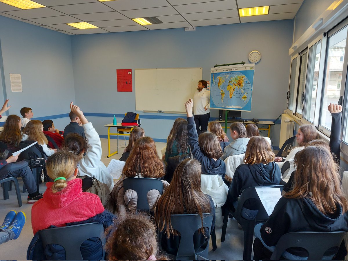 clgtruffaut's tweet photo. Une rencontre inspirante pour les 6èmes et 5èmes :  #Antoinecornic, skipper @VendeeGlobe 2024 a partagé avec eux son expérience de navigateur. 
On a retenu le message : #Passion #engagement #travail #croireensoi
@acpoitiers @DSDEN79 https://t.co/gmOojierB2