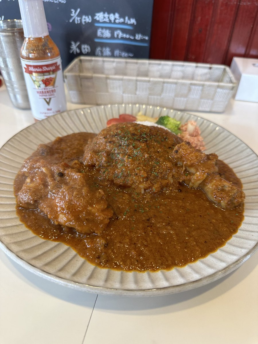 函館 ナントカ食堂 写真は、ブツぎり骨付きカレー！本格インドカレーを食べやすくした感じで、美味しかったです。キッチンカーでイベントなどでも出店しています。 ＃函館 ＃カレー ＃グルメ ＃昼飯