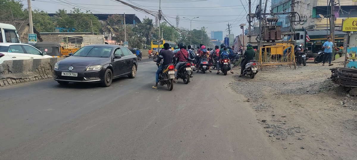 jvidyasagar's tweet image. Day 6 - #PallikaranaiTraffic 

No change and it&apos;s worst today. Pity the traffic police officers standing there. Hats off to Mr. Kalidas and Mr. Shankar from @COPTBM. 

Unless highways act, this problem will be there.

@mkstalin Please take action and help us. @CMOTamilnadu