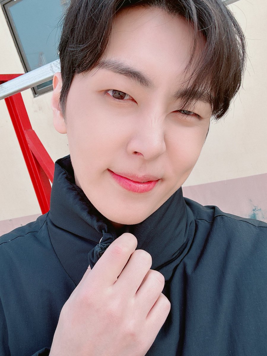 스포방지하려고 이 따수운 날에 꽁꽁싸매고 셀카를 찍어준다 이기특강아지가