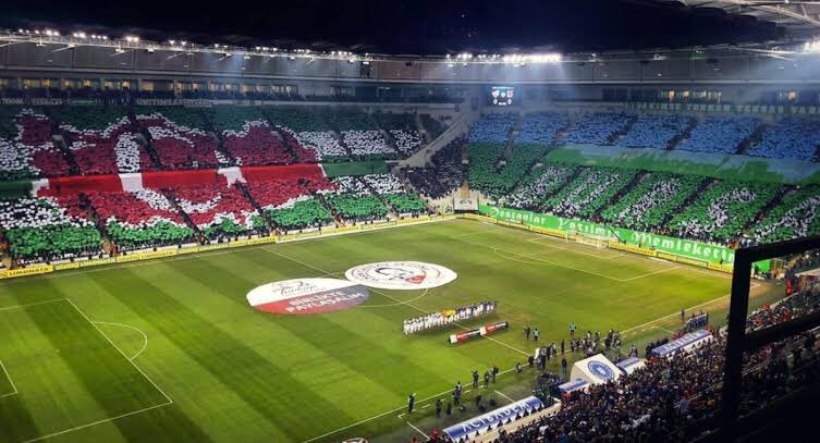 Kendi öz yurdumda ben miyim garip?
Beni bir köşeye atan utansın
Eğilmiyor diye,kurdu hor görüp,
İti el üstünde tutan utansın! ..
#BursasporYalnızDeğildir