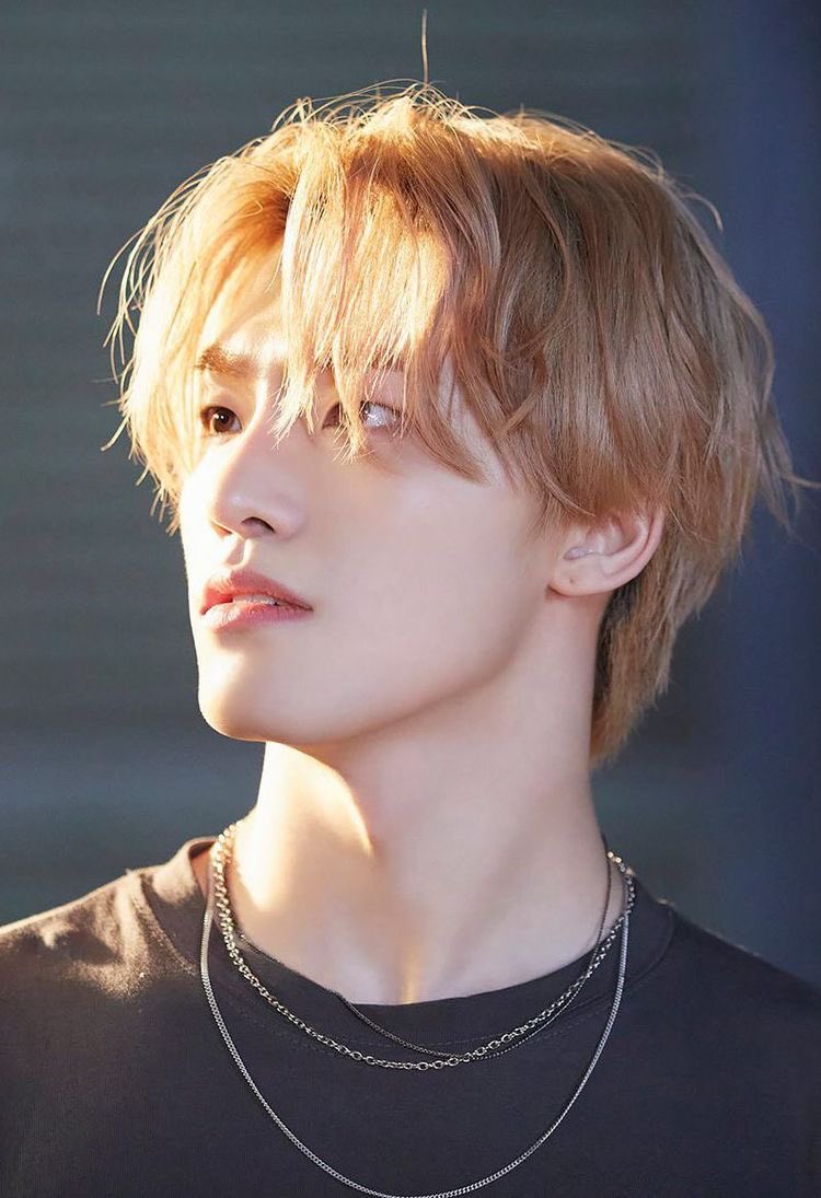 Koreaboo's tweet photo. I’m sorry, but you mean to tell me we’re getting THIS DINO AGAIN?! 
BLONDE DINO?!?!?!?! https://t.co/05mrjv3S4w