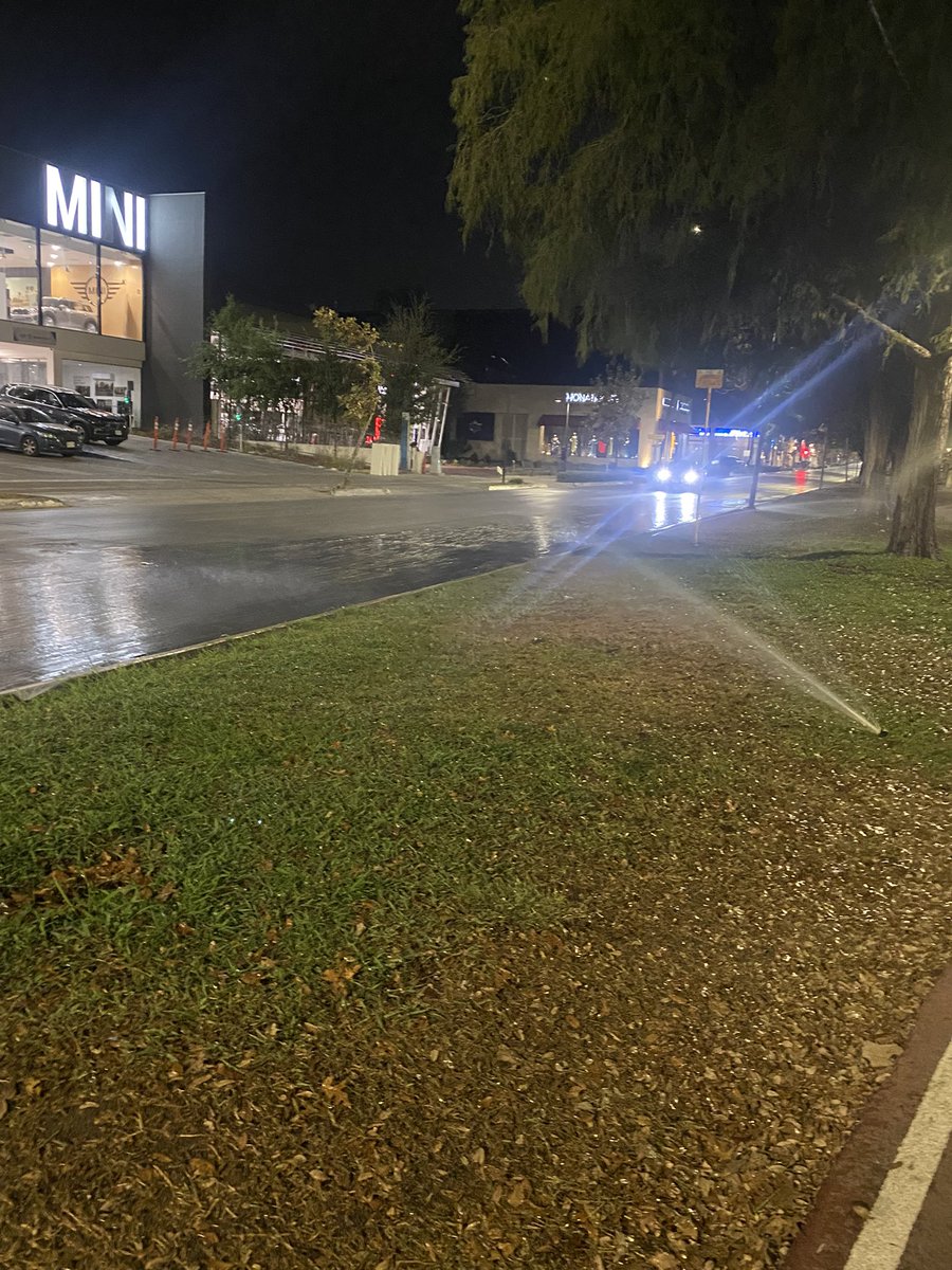 Angelo_Gtz's tweet photo. Una calibrada no nos caería mal para no desperdiciar agua, no creen??? @sanpedroparques https://t.co/Q4CwJv0Qmq