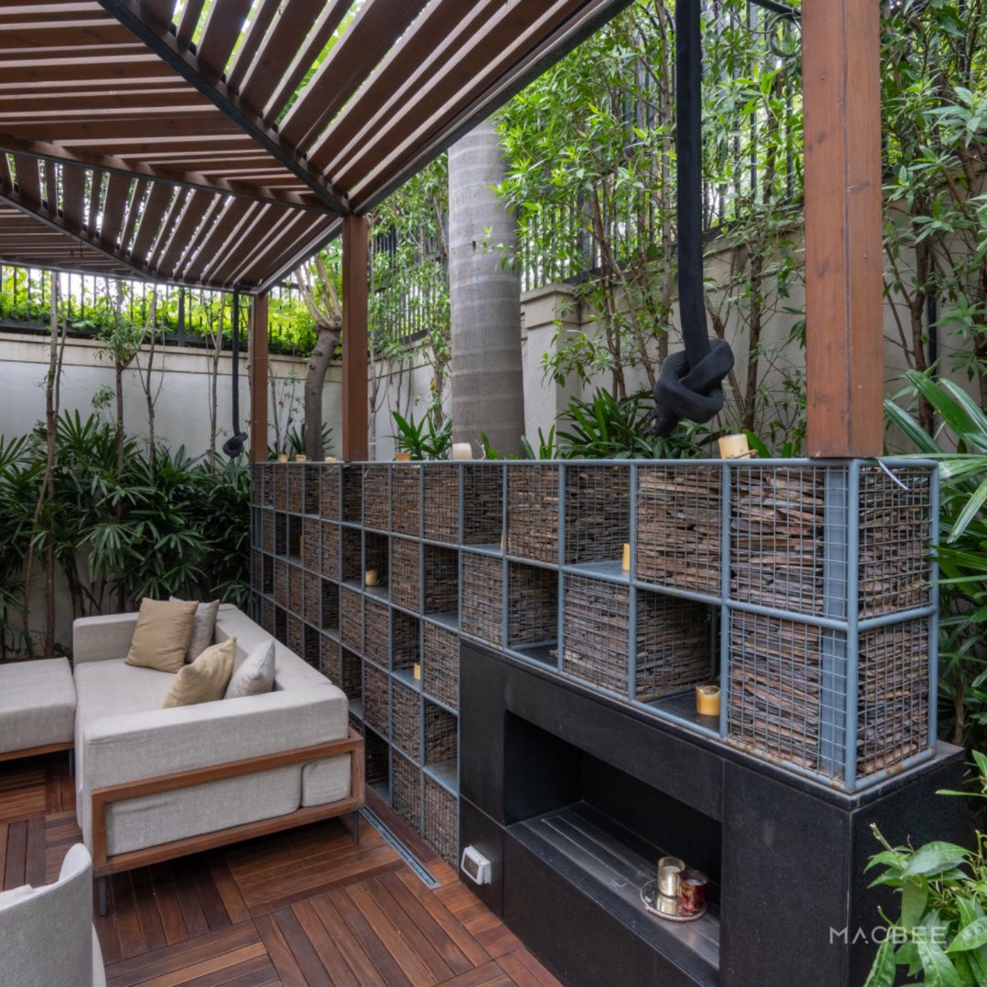 macbee's tweet image. Check out this amazing setup! We've installed the world's only flexible speaker from @k_array_systems  in a pergola, proving that technology and design can blend seamlessly. Can you spot the speaker? 

#MACBEE #Karray #FlexibleSpeaker #DesignMeetsTechnology  #beesquad #technology…
