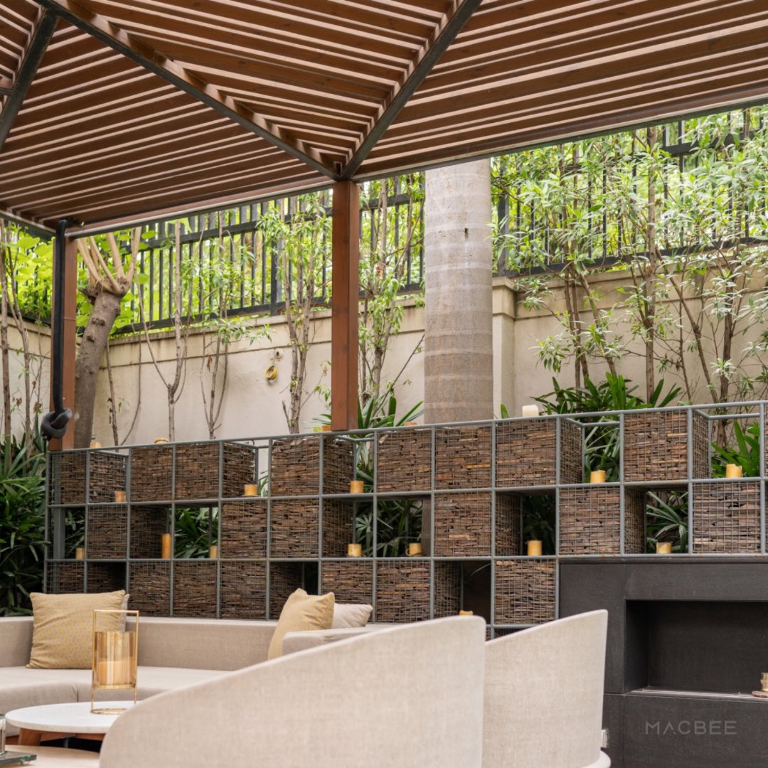 macbee's tweet image. Check out this amazing setup! We've installed the world's only flexible speaker from @k_array_systems  in a pergola, proving that technology and design can blend seamlessly. Can you spot the speaker? 

#MACBEE #Karray #FlexibleSpeaker #DesignMeetsTechnology  #beesquad #technology…